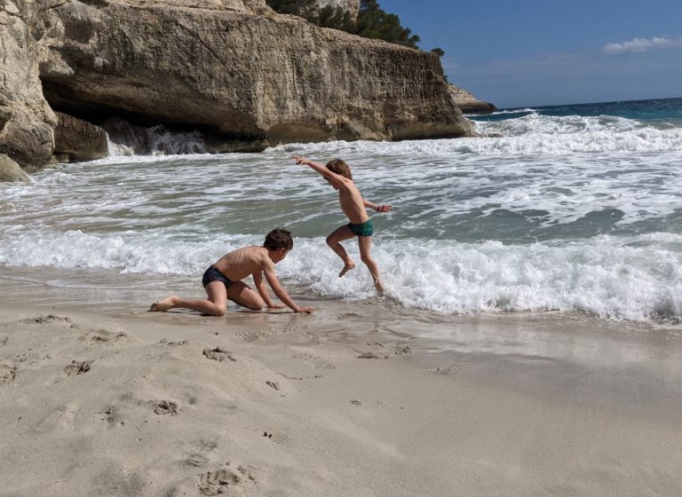 1 - 11 - les enfants dans les vagues